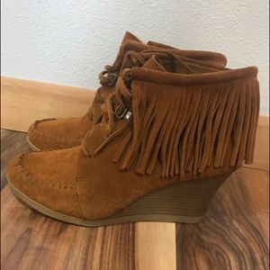 Minnetonka Size 8 Wedge Moccasin Lace-Up Leather Fringe Non-Slip Boots Nice!